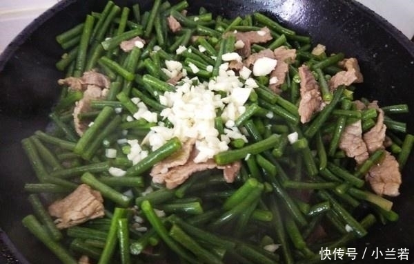 别再吃钙片了，吃再多也不及“它”，每天1勺，腰好腿好容颜不老