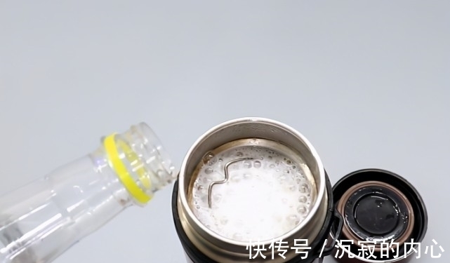 清洗剂|不管多脏的保温杯，教你一招，不用一滴清洗剂，细菌茶垢全洗干净