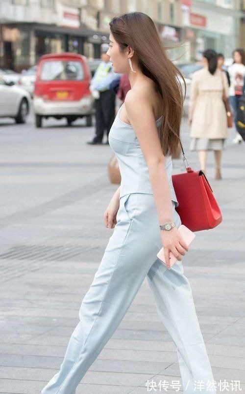 鞋面 高跟凉鞋的百搭效果显著,无论是裙子短裤,都能轻松应对