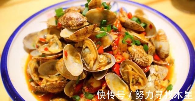 搭配|夏季必备的辣炒花蛤，香辣开胃，搭配一杯冰啤酒，生活美滋滋！