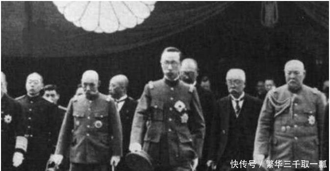 椅下|溥仪晚年在故宫重新坐上龙椅,从椅下掏出一样东西,含泪说句话