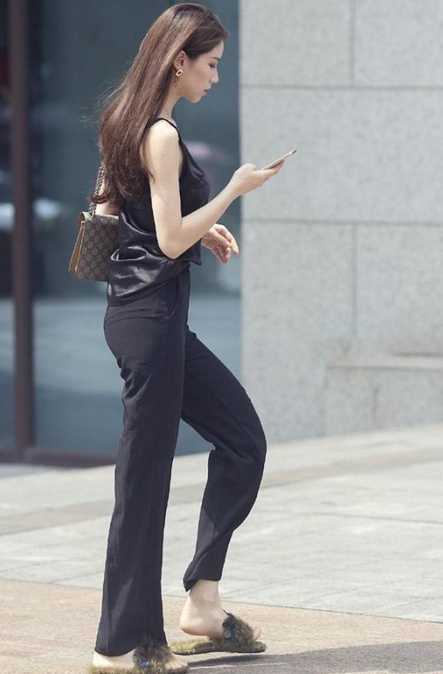 套装|街拍:纯黑色阔腿裤套装,休闲中带优雅更时尚