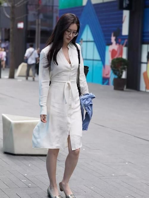 范十足|素白色连衣裙，搭配一款时尚黑包包，戴眼镜小姐姐淑女范十足
