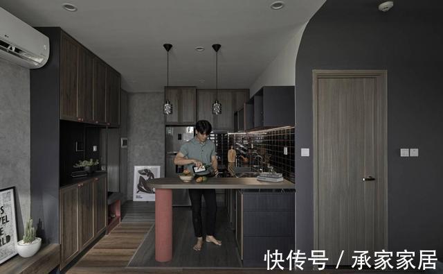 兄弟俩|兄弟俩合资买套小公寓，没有多余的家具，全屋黑红灰看起来很高级