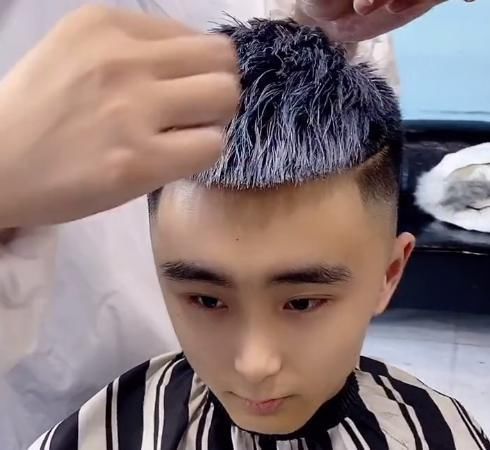 女生|小伙换了款社会人发型后,气质瞬间变高冷了,女生:完全不能直视