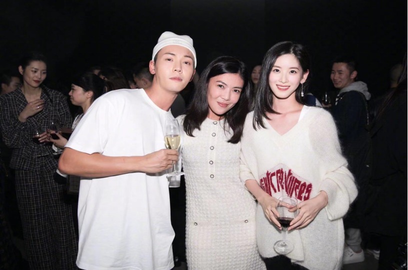 版型|章泽天不光是成功女企业家,还是潮流达人,上松下紧穿搭高级洋气