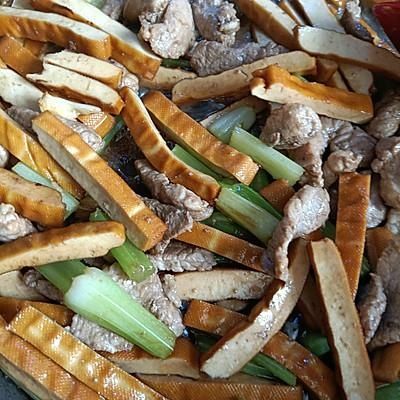 这道香干炒肉丝真的是不讲究,有啥放啥都好吃