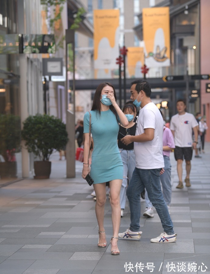 穿搭 秋季“辣妈”穿搭,选择短袖连衣裙,展现别致成熟魅力!