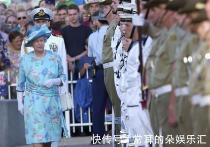 伍德农场|英女王酷爱开车真健朗!裹红牡丹衬衫雍容大气,绛紫色口红显严肃