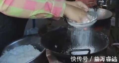 烙饼|农村大姐烙饼不和面,把“面粉”洒在锅里,20秒后顾客看蒙了