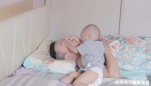 爸爸|爸爸睡觉太香甜,宝宝饿了1小时,又踹又打,最后使出绝招才叫醒
