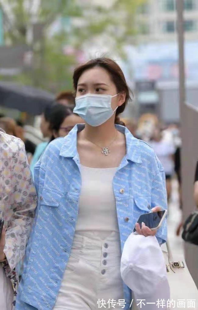 衣物 白色针织衫穿起来更衬肤色,与项链搭配起来,性感有气质