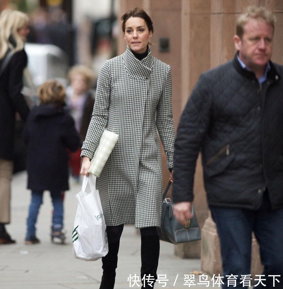 夏洛特公主 凯特王妃穿“千鸟格”大衣搭长靴, 时髦又大气! 凌乱发型十分显老!