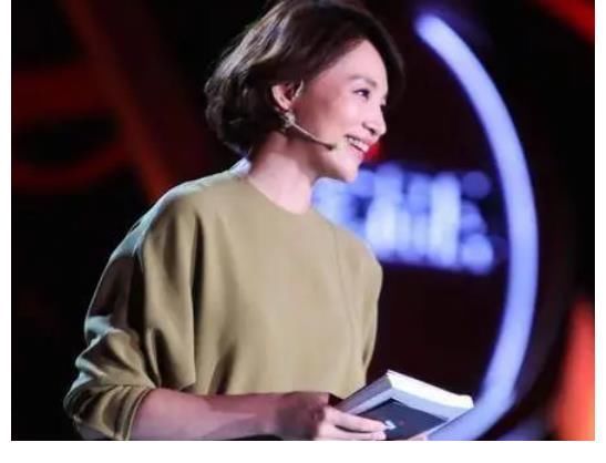 董卿连续4年缺席央视春晚，节目组道出真相，太令人惋惜！