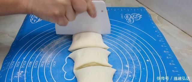 以后面粉就这样做,不发面不烫面,比鸡蛋饼好吃,个个香脆鼓大泡