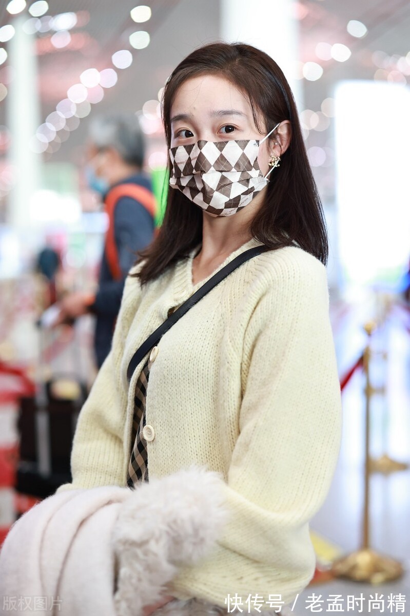 针织开衫|李子璇穿淡黄色针织开衫搭配格纹连衣裙,脚踩小白鞋时髦复古