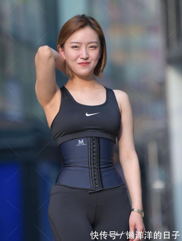 腰身 束腰的别致穿搭,搭配运动背心,轻松展现美丽曲线!