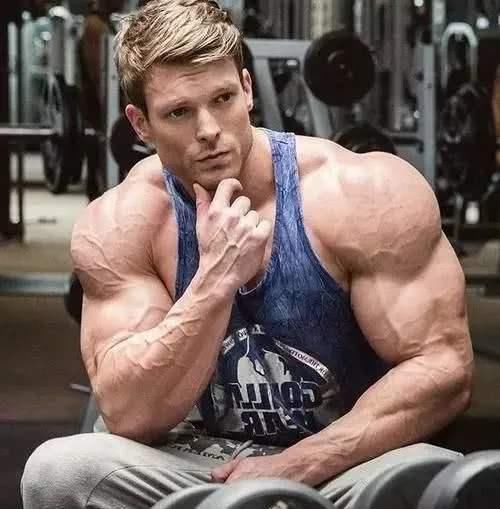 锻炼|男人如何练出大胸肌一组必练的动作,练出又窄又深的胸沟