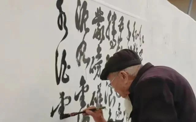 字字|大隐隐于市!90岁的大爷墙体上写草书,笔笔惊艳,字字有水平