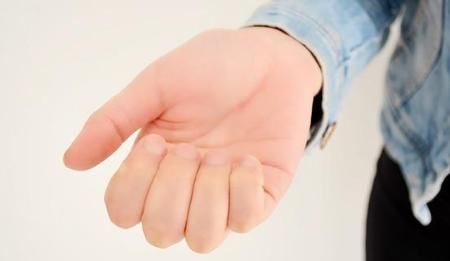 指甲上出现“竖纹”是怎么回事？是好还是坏？