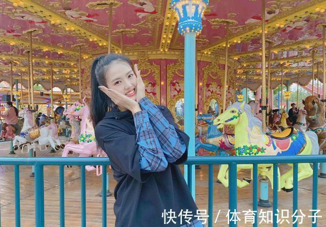 中国女排|张常宁满血归来!女排主攻面色红润气色佳,叉开双腿做出可爱手