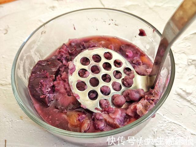 最近，儿子迷上吃这甜点，不用烤箱10分钟就好，比蛋糕还好吃