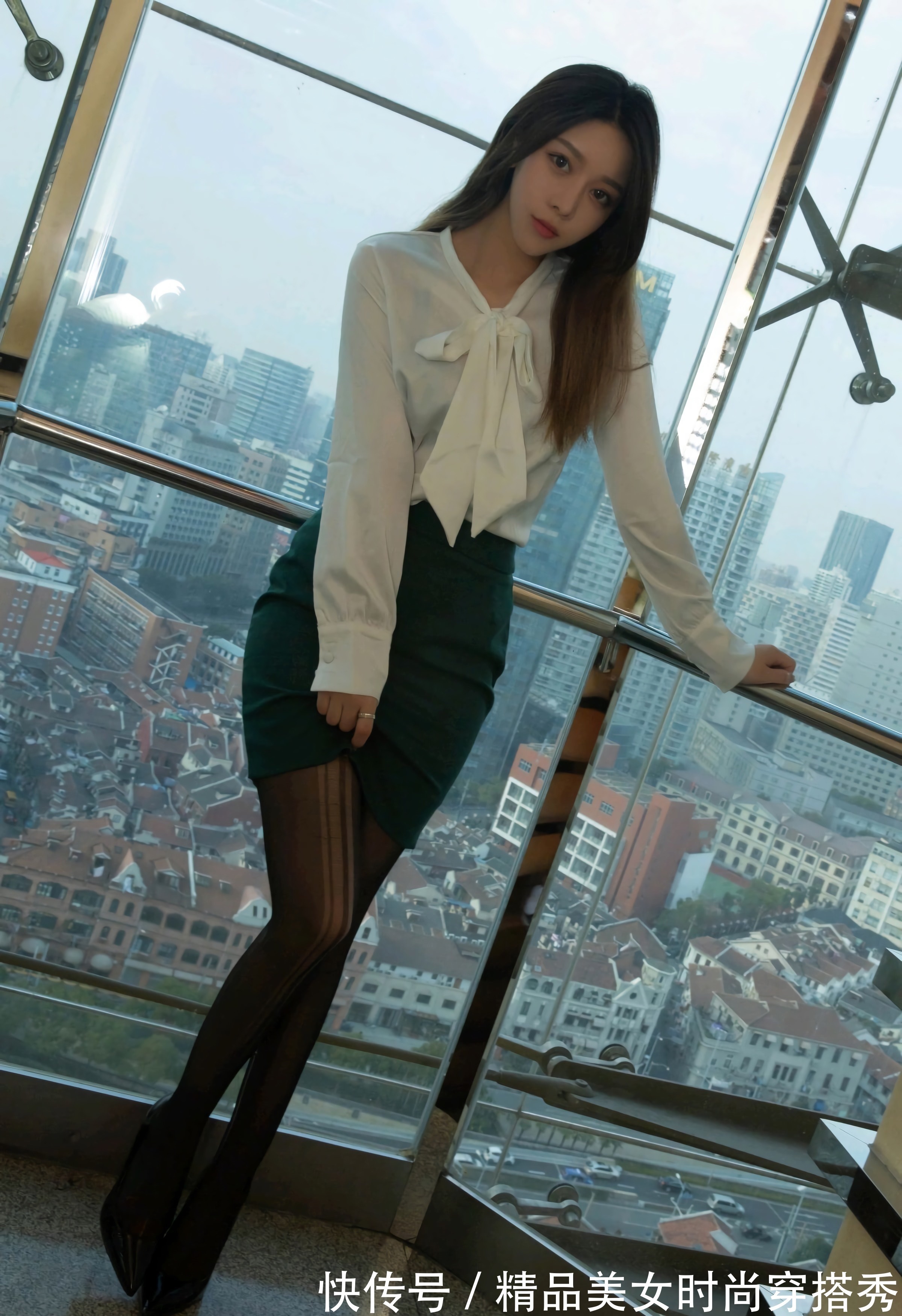 小姐姐 绿色的短裙简约又吸睛,高腰的设计露出纤细的大长腿,美艳动人