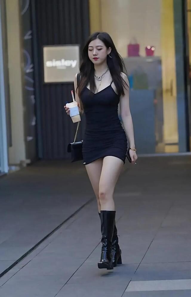 穿搭 黑色穿搭的小姐姐,自然的美 吸引的美