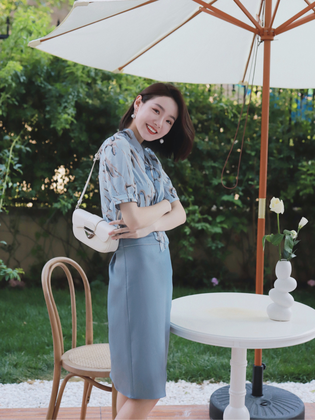 衬衫搭配|都市“精英”女白领都爱这么穿，衬衫搭配半身裙，简约高级又减龄