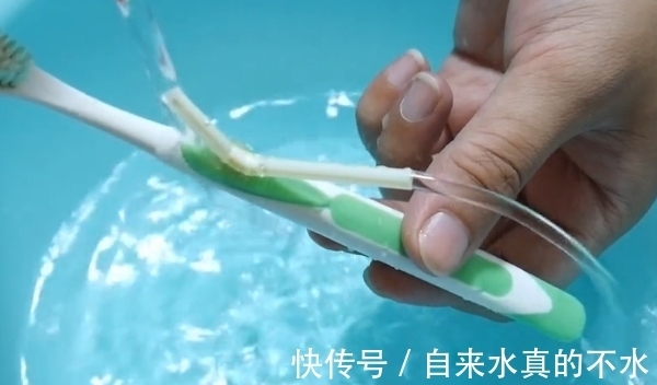 牙刷上粘一根吸管,解决了出差旅行的难题,10个人9个人都需要