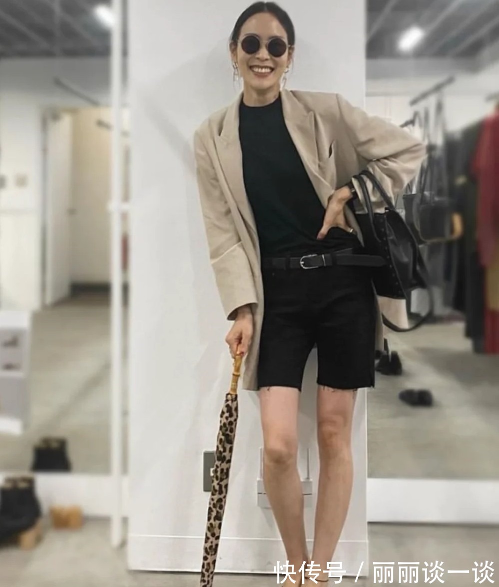 白色系 日本中年主妇的经典“黑白穿搭”,不老气不沉闷,简约大方还高级!