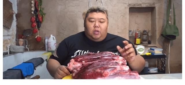 一頓飯一瓶甜面醬？600斤胖猴仔做飯太豪爽，網友喊話：悠著點吧