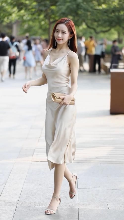 时尚单品的主流，黑色的连衣裙非常显瘦，你心动了吗