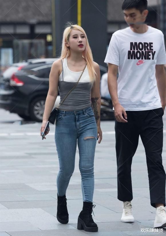 小个子女生会穿搭，修身牛仔裤配黑色马丁靴，高挑靓丽又显瘦