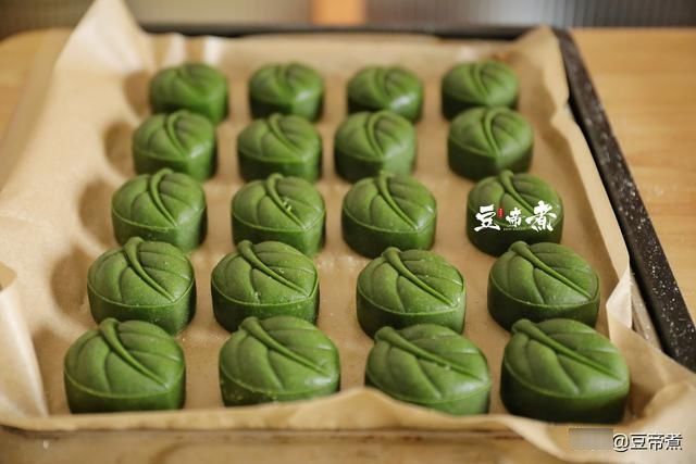 抹茶|中秋节给亲戚朋友做的小清新月饼，造型好看味道清香怎么吃也不腻