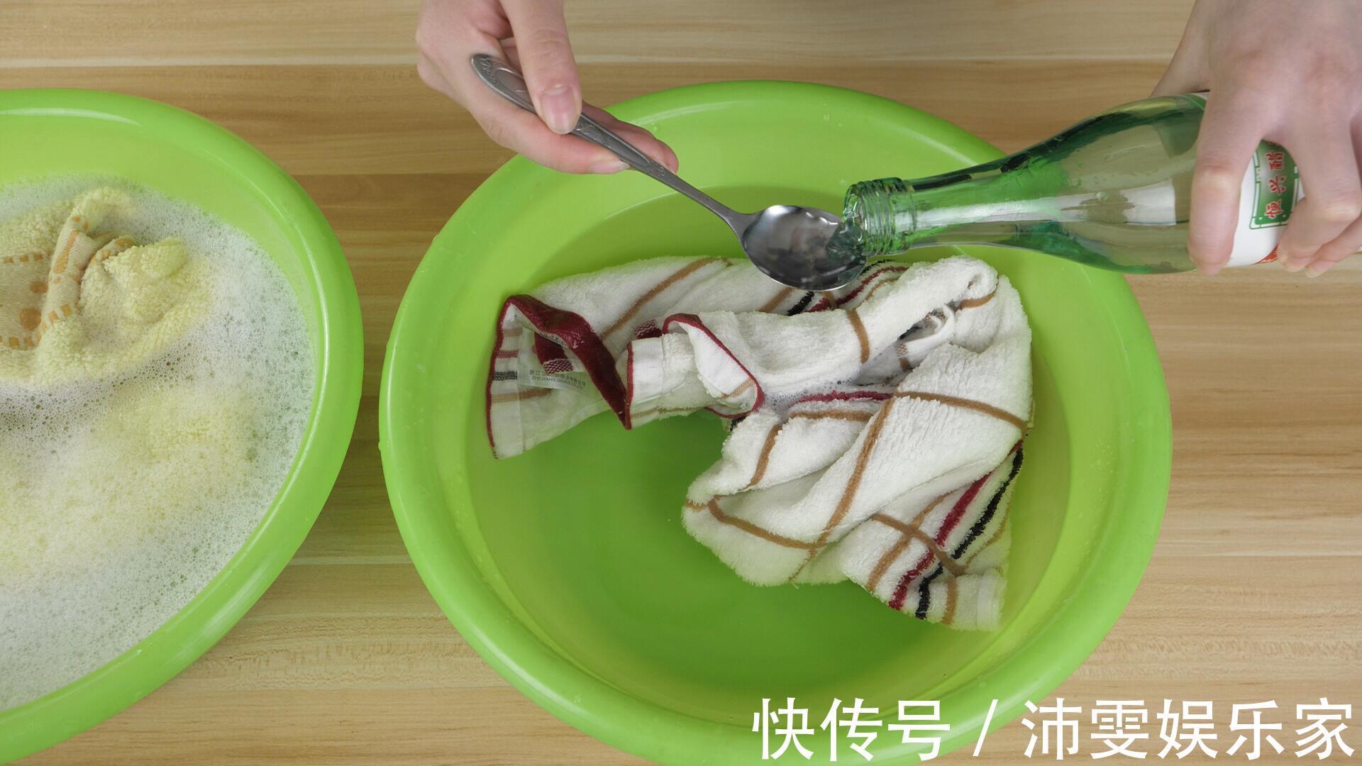 小窍门|漂洗衣服别再直接用水洗,教您一招,2遍就全漂清了,省水又省力