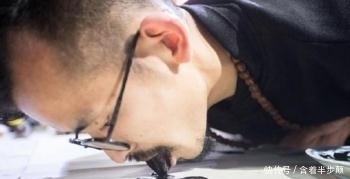 作画|艺术家用舌头作画 仅用20分钟完成惊世画作