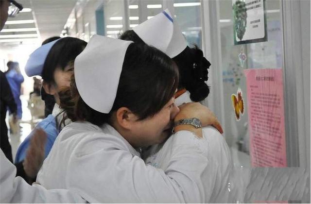 产房|产妇半夜生二胎,产房外只有大女儿一人等候,孩子的话让护士落泪