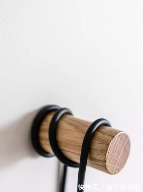 隔断|66㎡两居,以储物柜做隔断,以墨绿和原木配色,实用的文艺范儿