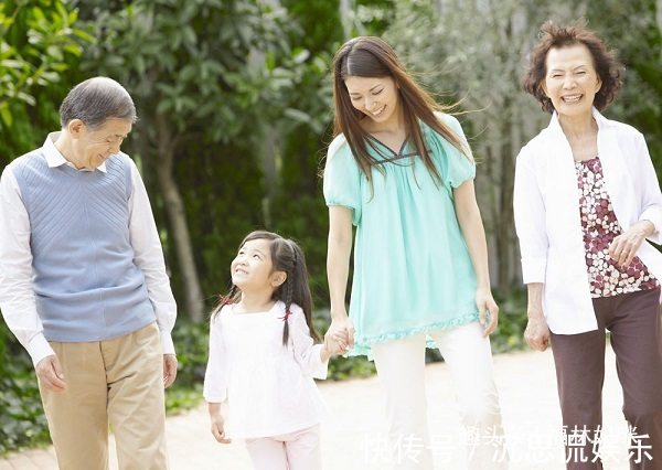 家庭|双独家庭,奶奶和姥姥抢着带娃让老人轮流带,对孩子有啥伤害