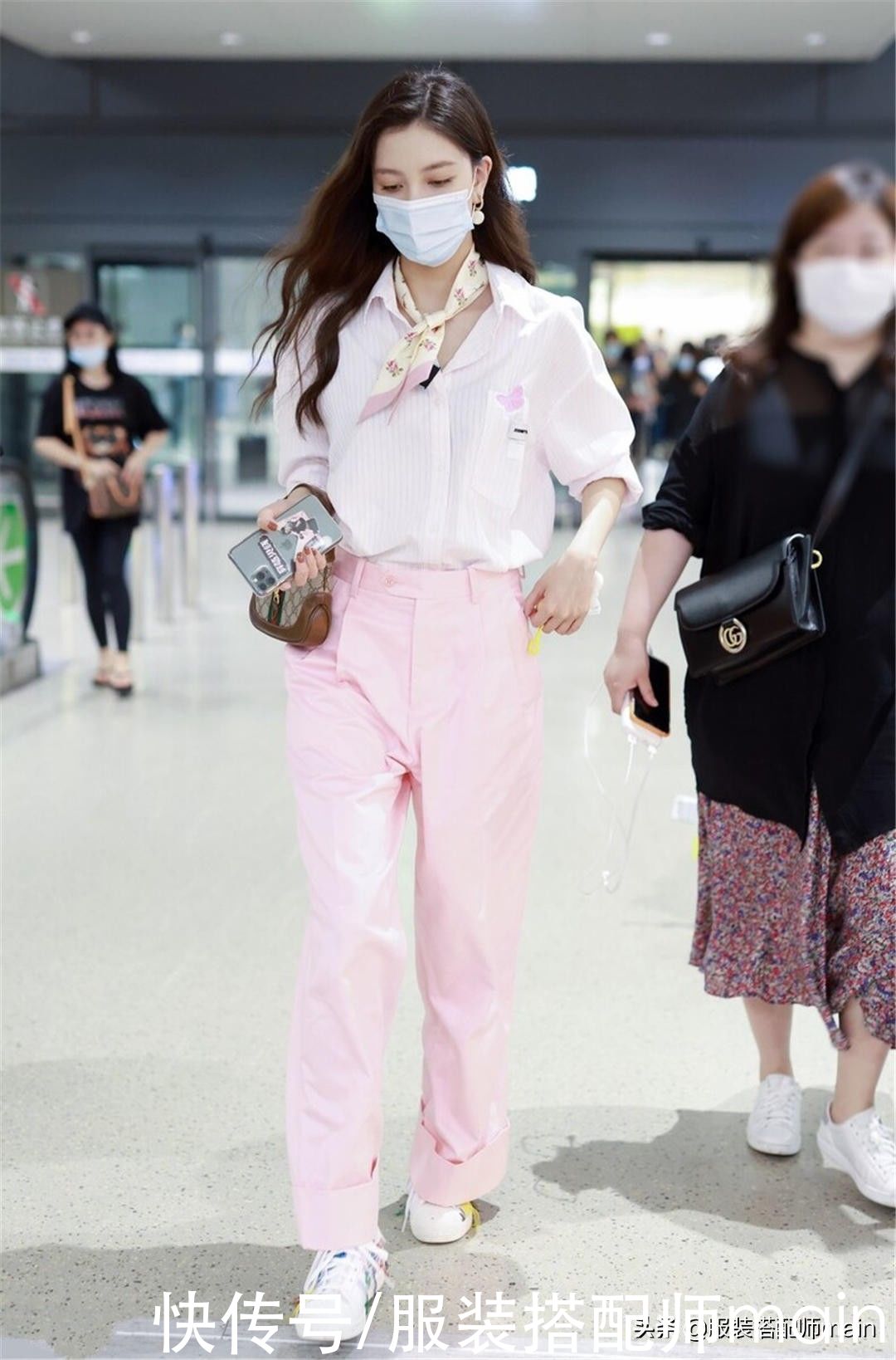 技巧|溜肩女孩不要慌,学会这4个穿衣技巧,气质拿捏得死死的