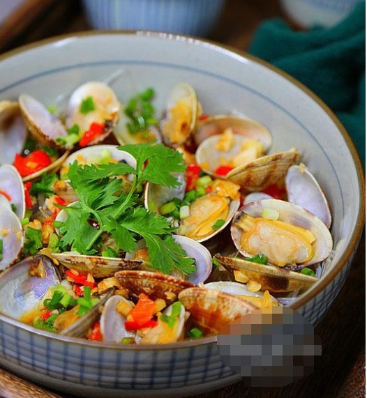 蒸着吃的花蛤更鲜美,几块钱一大盘,夏天就爱这口