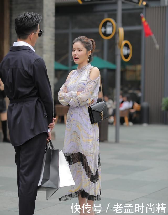 设计感满满的连衣裙, 凸显脖颈那迷人的小锁骨, 轻松变女神