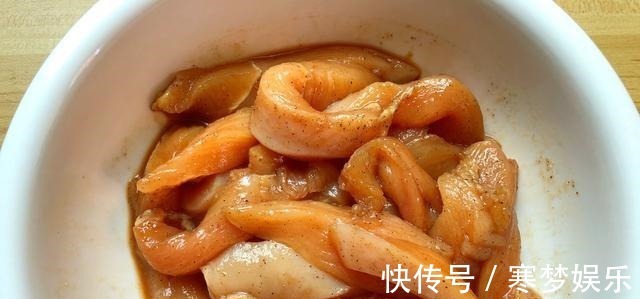 鸡胸肉不要总炒着吃了，试试这做法，外酥里嫩，吃着特解馋！