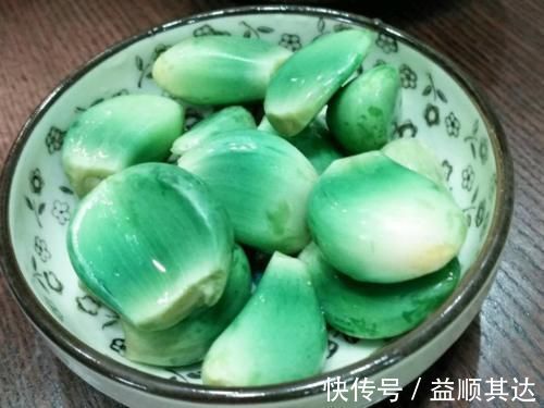 腌腊八蒜别只会加醋,多加这2种调料,蒜瓣清脆可口,1天就变绿