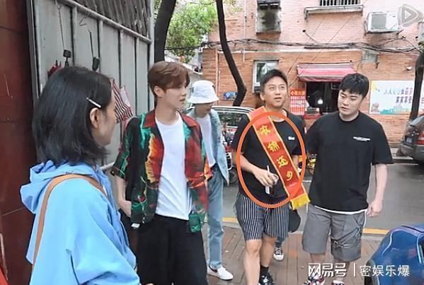 导游|邓超成5哈替补导游,不拿导游旗却挂绶带,看清上面的字没毛病