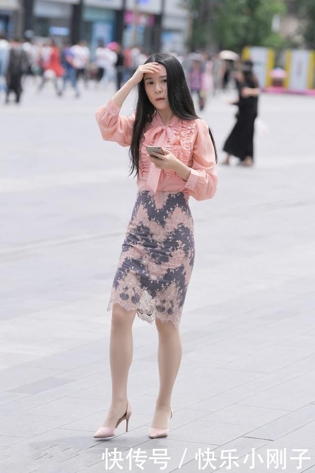 时尚穿搭，格纹西装在颜色上就十分的出众，欧美范儿十足