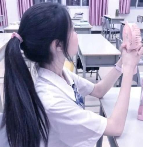 女生脸上有这“3特点”,别再“披头散发”了,扎起来颜值更高