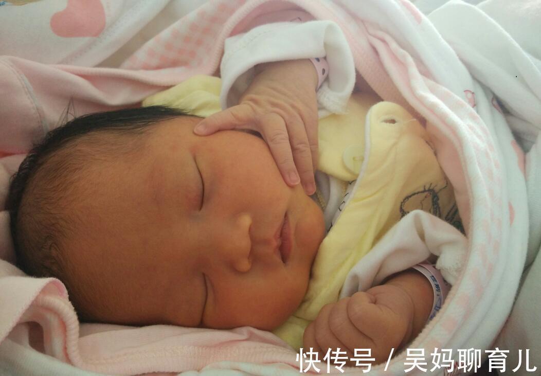 婴幼儿|婴幼儿3种睡姿会让头型变丑，老一辈很多都这么做，简直毁娃颜值