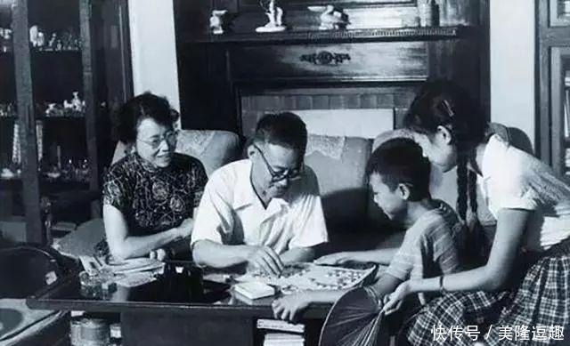 妻子|百岁老人的爱恋,和妻子相伴28年,骨灰放枕边共眠33年